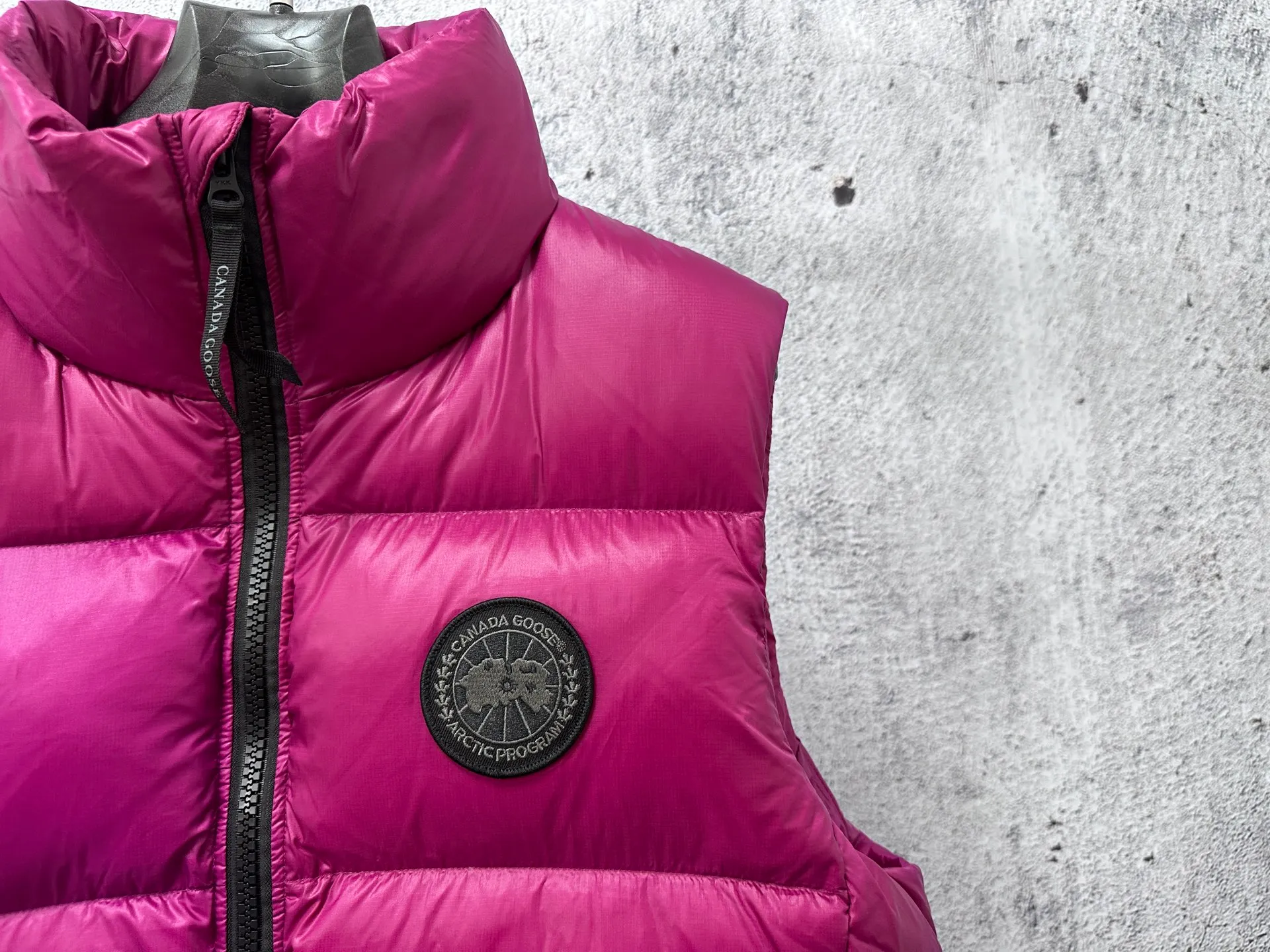 P560 [Canada Goose] Big Goose🦢Puff Down Vest has always been recognized as the warmest down jacket. Various Instagram celebrities, Internet celebrities, and celebrities often wear it for street photos. I make Canada Goose every year, but I still can't get rid of my love for it. No matter how cold the days are, there is no need to be afraid, because there is! Filled with 90% white duck down, it is the legendary warmest down jacket and is known as a must-have for Arctic outdoor sports! The most popular down jacket in the world, celebrities are rushing to buy it, it is a must-have! Size: XS-XL